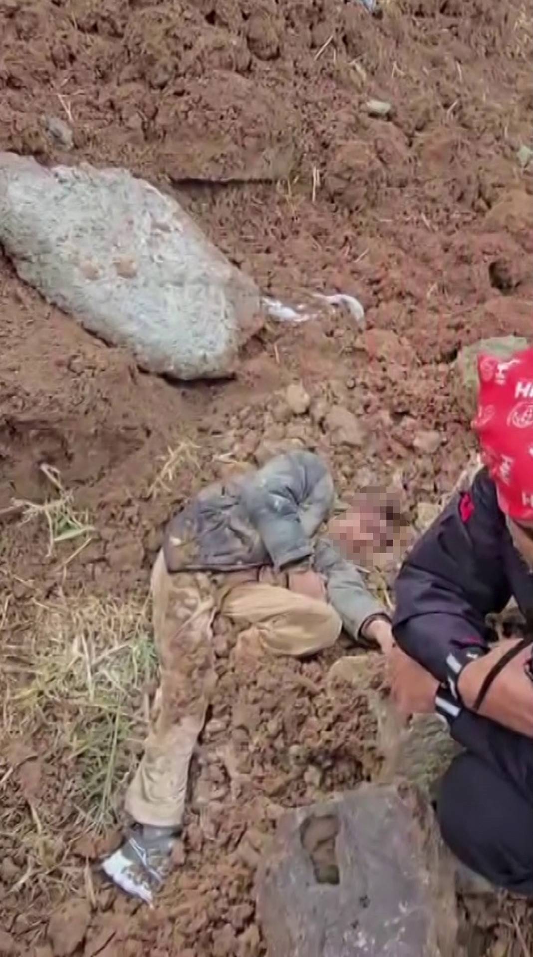 Dayısı dövüp diri diri toprağa gömmüştü: Baba, çocuğunu bulan görevliyi alnından öptü 7